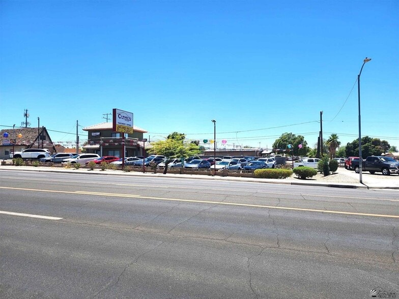 More Photos Of 877 W 8th St, Yuma Auto Dealership For Sale