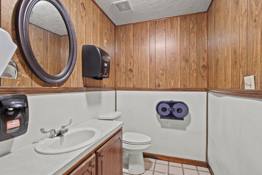More Photos Of 911 N Broadway Ave, Ada Restaurant For Sale