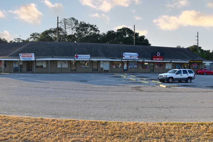 More Photos Of 418 Highway 90 W, Sealy Storefront For Sale