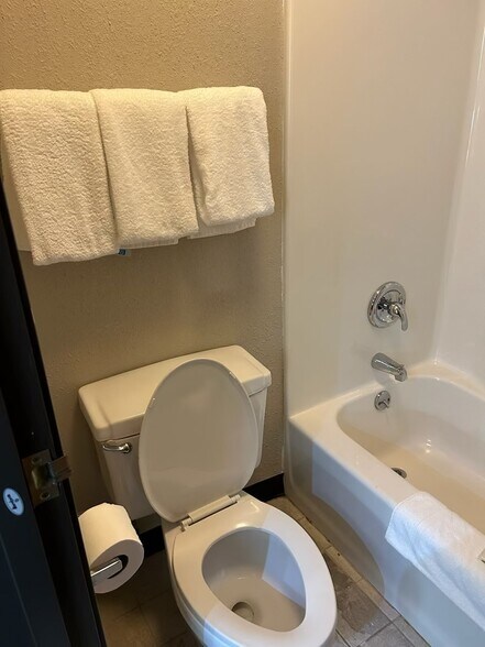 More Photos Of 789 E Milltown Rd, Wooster Hotel For Sale