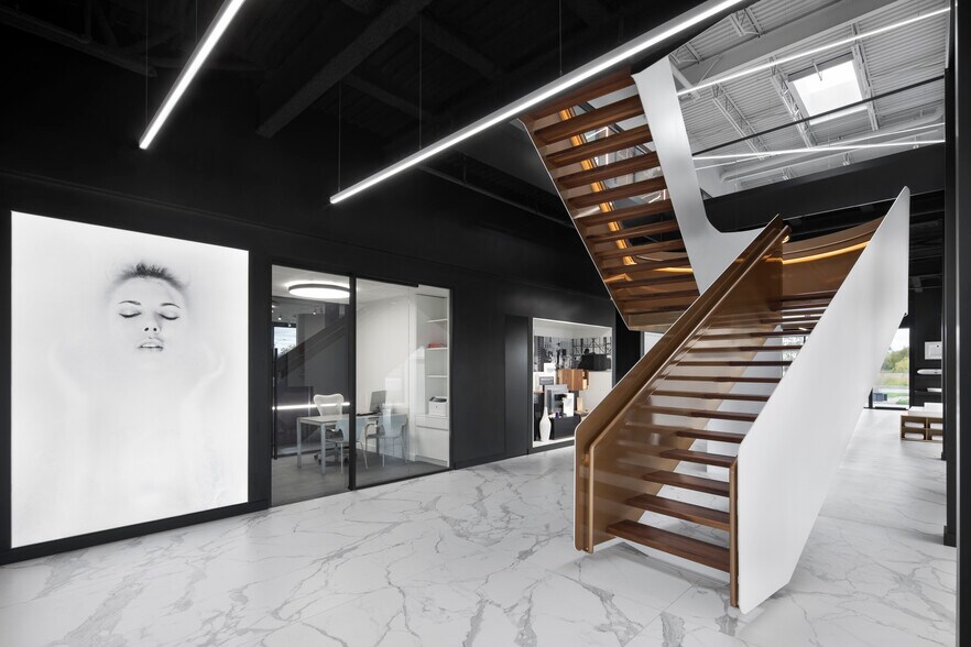More Photos Of 1295 Rue René-Descartes, Saint-Bruno-De-Montarville Showroom For Lease