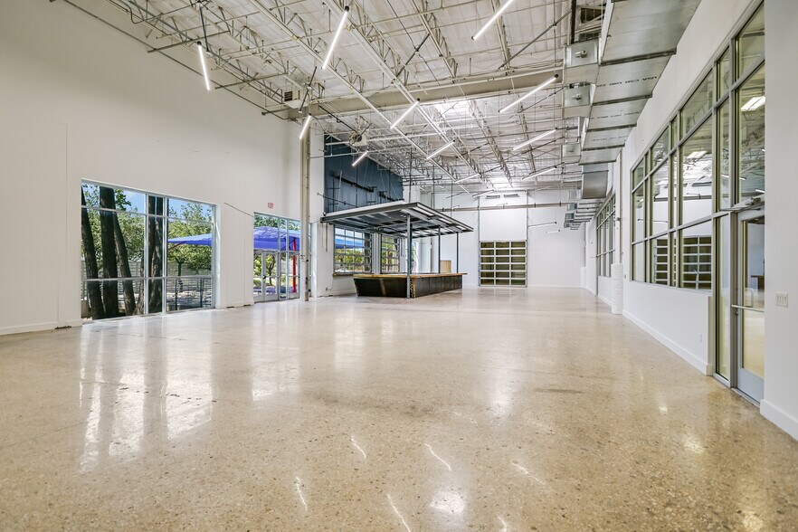 More Photos Of 10420 Metric Blvd, Austin Warehouse For Lease