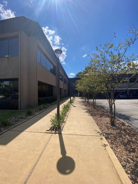 More Photos Of 16000 Barkers Point Ln, Houston Office For Lease