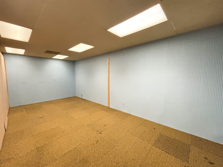 More Photos Of 304 E Jackson St, Willard Unknown For Lease