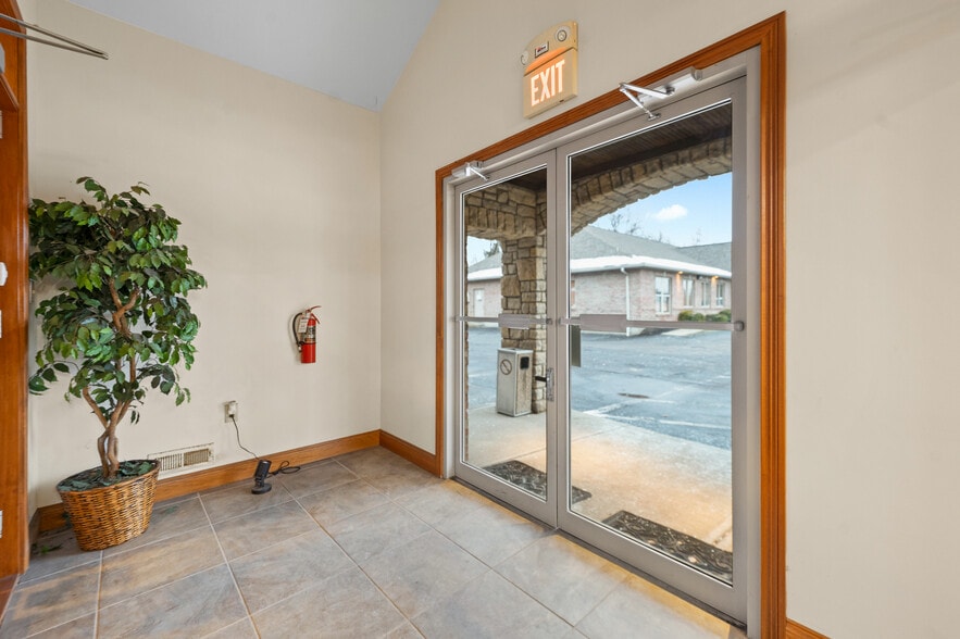 More Photos Of 9155 Governors Way, Cincinnati Office For Sale