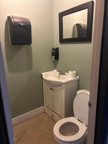 More Photos Of 501 E Broadway St, Andrews Office For Sale