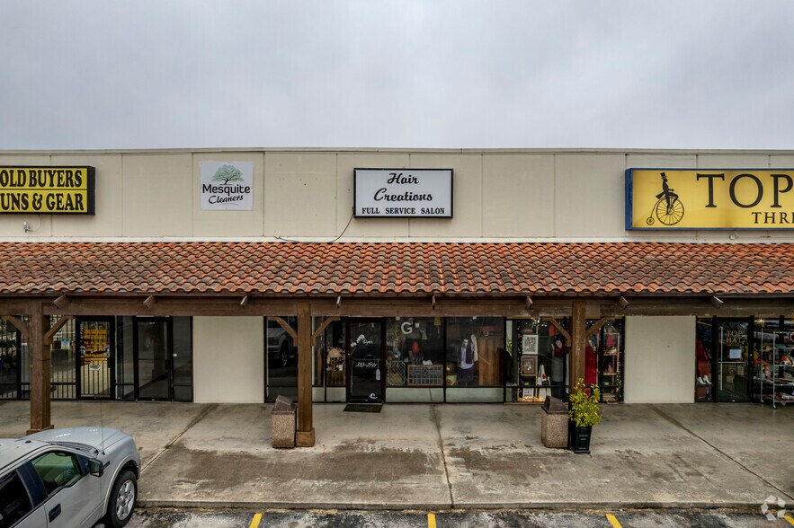 More Photos Of 540 10th St, Floresville Storefront For Lease