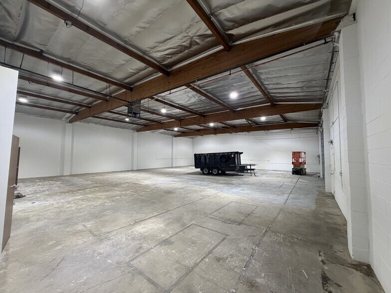 More Photos Of 15825 Stagg St, Van Nuys Warehouse For Lease
