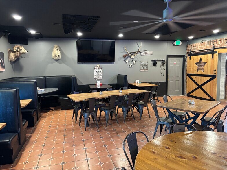 More Photos Of 140 E 12th St, Imperial Restaurant For Sale