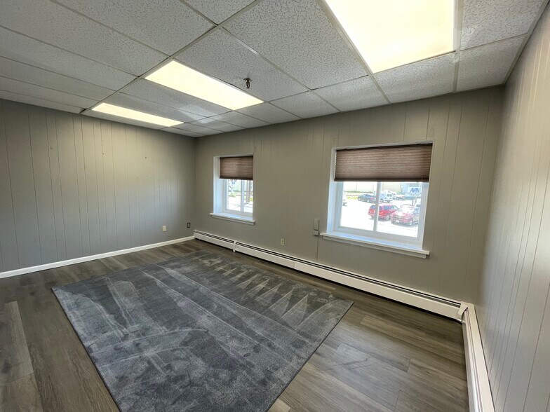 More Photos Of 27 Utter Ave, Hawthorne Manufacturing For Lease