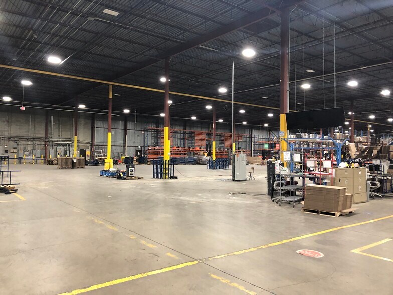 More Photos Of 100 Alfred Kuehne Blvd, Brampton Warehouse For Lease