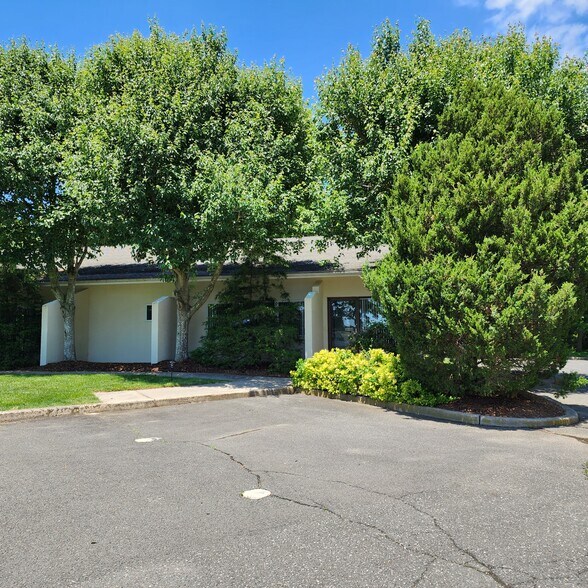 More Photos Of 446 Edwards Ave, Calverton Flex For Lease