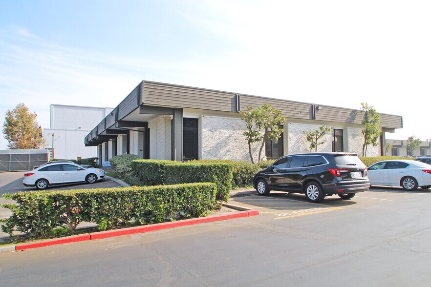 More Photos Of 5900 S Eastern Ave, Commerce Office For Lease