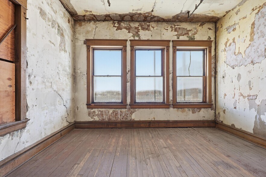 More Photos Of 117 E 4th St, Joplin Office For Sale