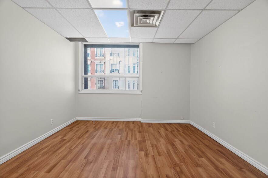 More Photos Of 256-260 Church St, Oakville Storefront Retail Office For Lease