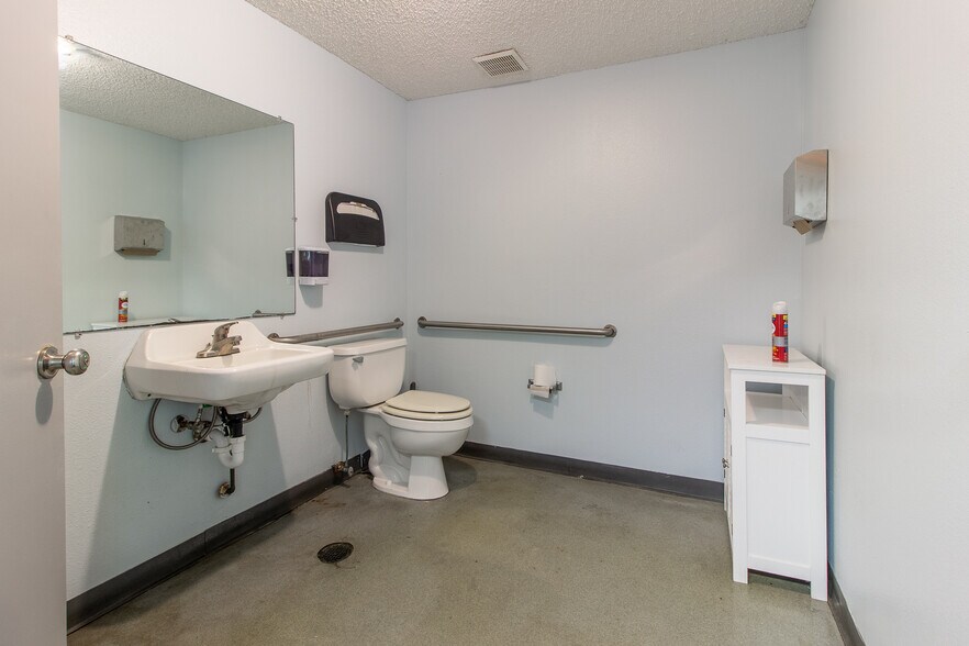 More Photos Of 310 Cypress Rd, Ocala Manufacturing For Sale