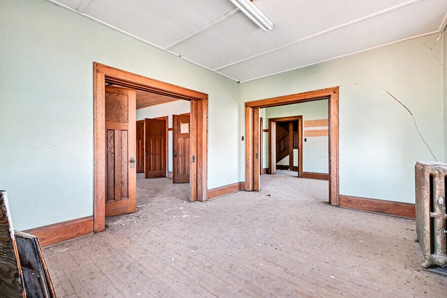 More Photos Of 422 E Coolbaugh St, Red Oak Storefront Retail Office For Sale