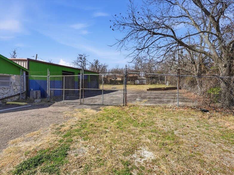 More Photos Of 4208 Benbrook Hwy, Fort Worth Office For Sale