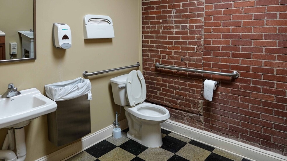 More Photos Of 1021 S Main St, Greenville Freestanding For Lease