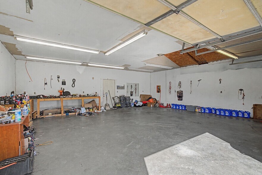 More Photos Of 1195 Louisville Hwy, Millersville Auto Dealership For Sale