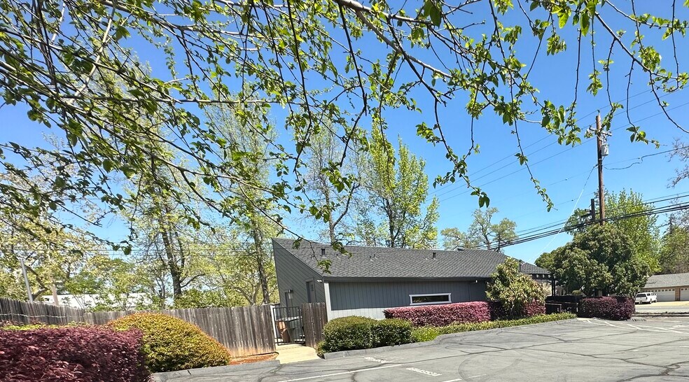 More Photos Of 496 East Ave, Lincoln Medical For Lease