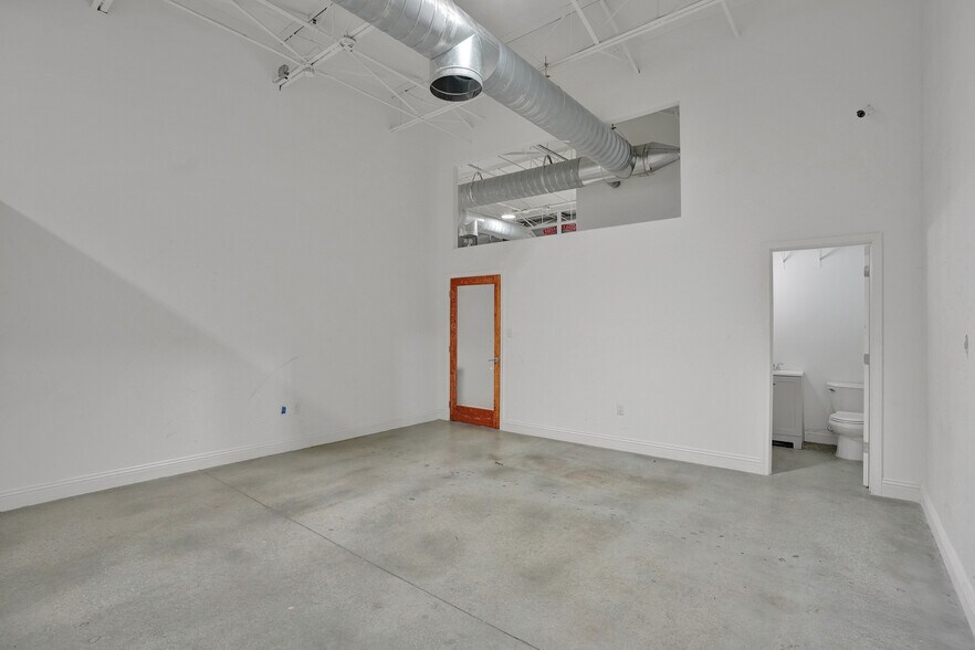 More Photos Of 1820 NE 146th St, Miami Manufacturing For Lease