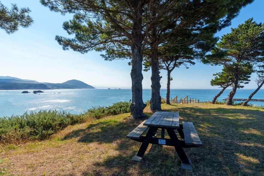 More Photos Of 409 Jackson St, Port Orford Specialty For Sale