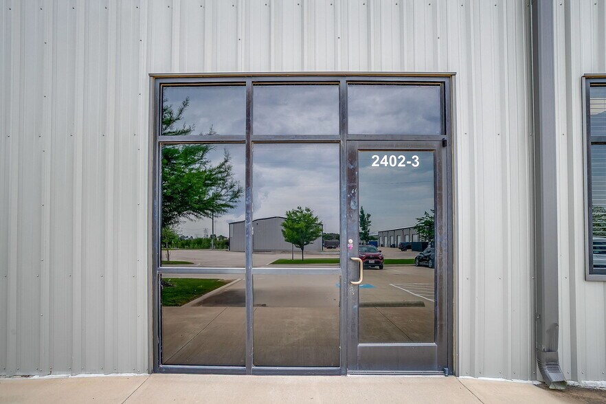 More Photos Of 3115 Chambers St, Venus Flex For Lease