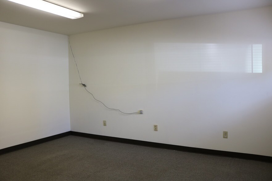 More Photos Of 45 SE Bridgeford Blvd, Bend Warehouse For Lease