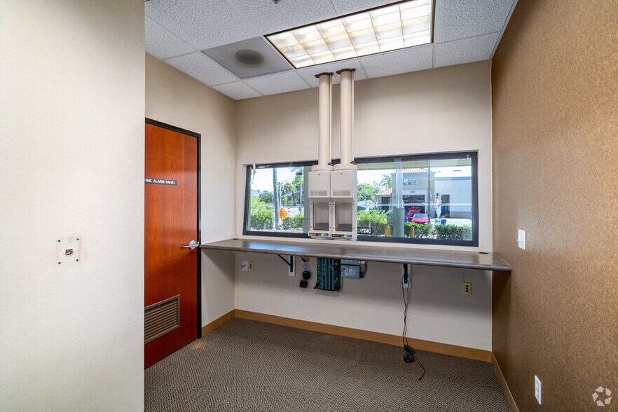 More Photos Of 640 Hacienda Dr, Vista Storefront For Sale