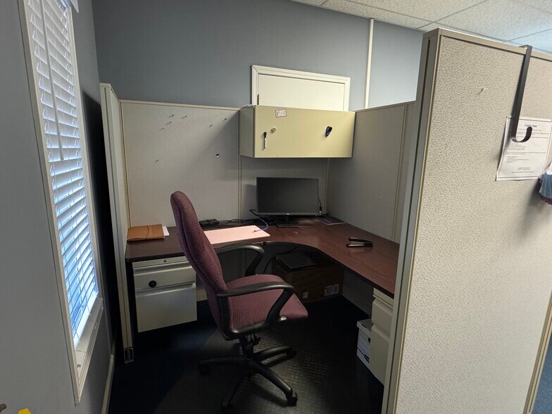 More Photos Of 232-236 Industrial Park Dr, Commerce Office For Lease