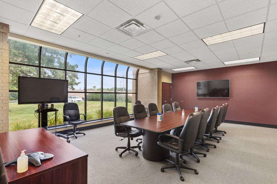 More Photos Of 161 Thorn Hill Rd, Warrendale Light Manufacturing For Lease