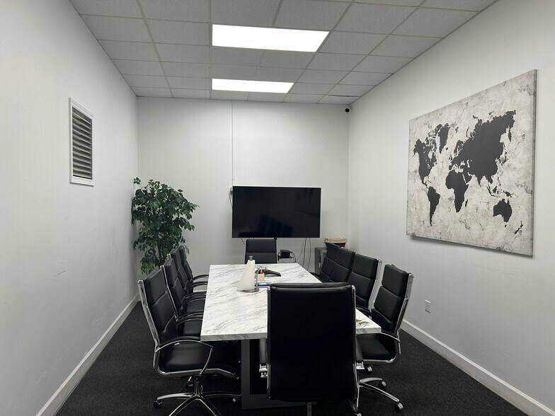 More Photos Of 2100 Premier Row, Orlando Warehouse For Lease