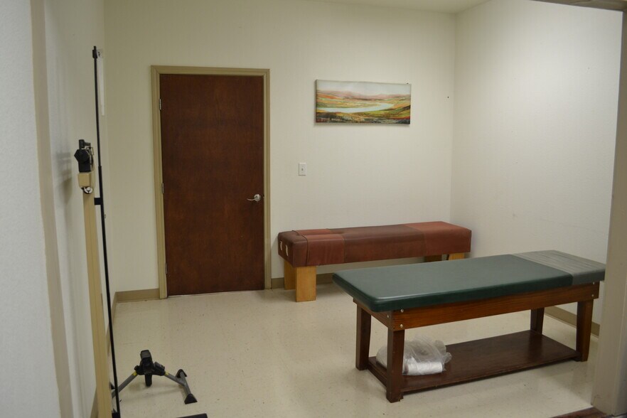 More Photos Of 112 N Lee Dr, Gladewater Office For Sale