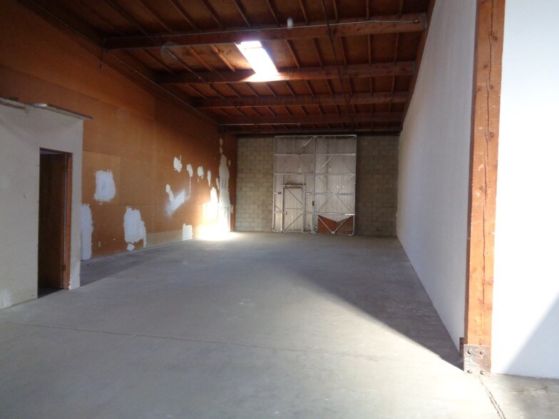 More Photos Of 188-290 W San Rafael Dr, Palm Springs Warehouse For Lease
