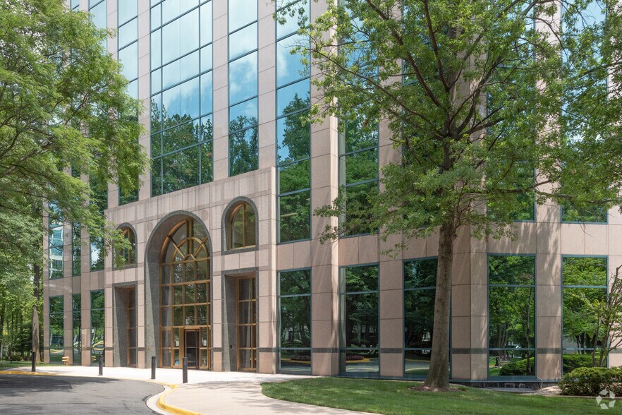 More Photos Of 3141 Fairview Park Dr, Falls Church Office For Lease