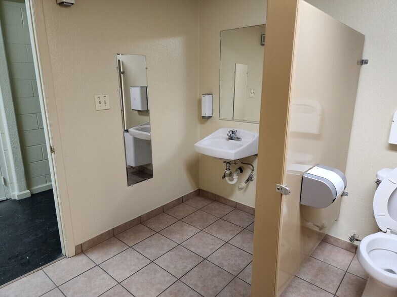 More Photos Of 1515 E Tulare Ave, Tulare Flex For Lease