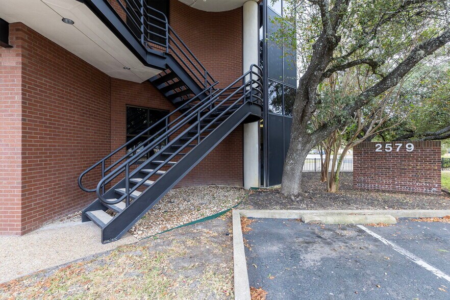 More Photos Of 2579 Western Trails Blvd, Austin Office For Sale