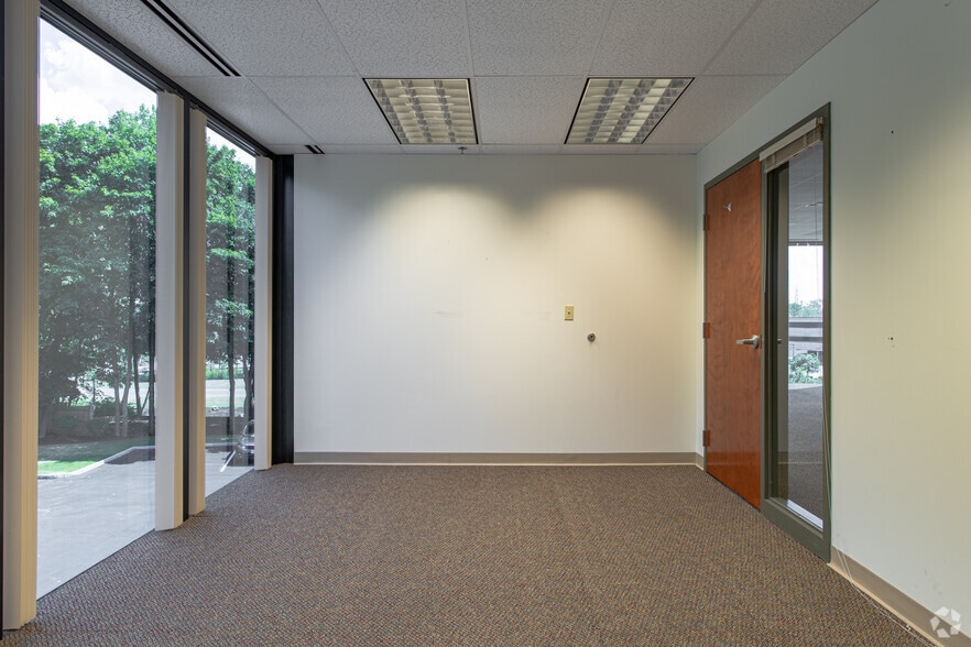 More Photos Of 4 Northeastern Blvd, Salem Office For Lease