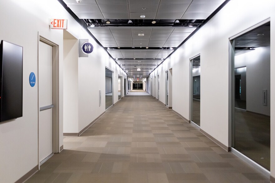 More Photos Of 495 S Grand Central Pky, Las Vegas Showroom For Lease