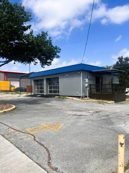 Primary Photo Of 12431 West Ave, San Antonio Auto Repair For Lease