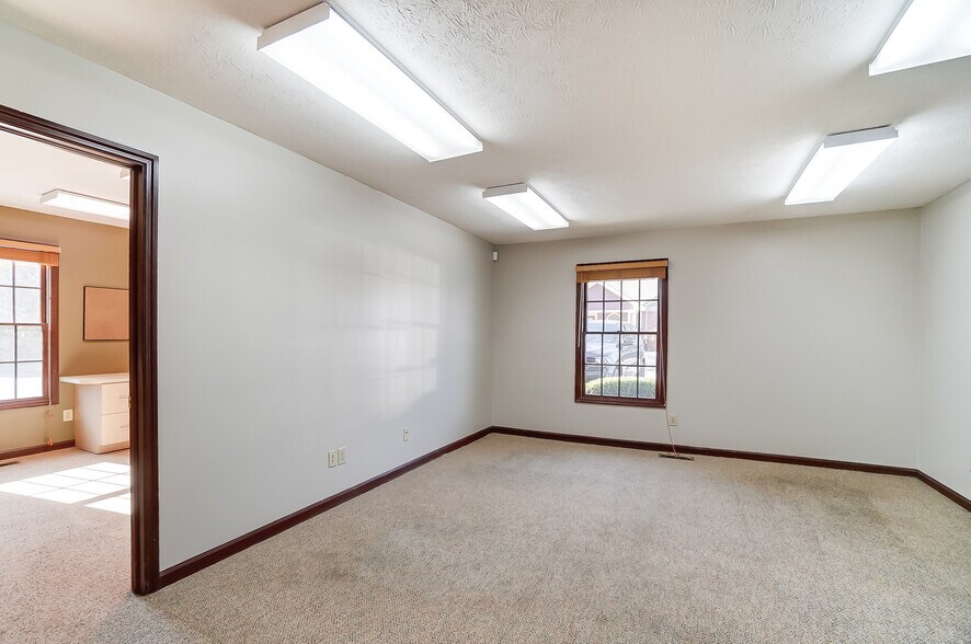 More Photos Of 830 E Franklin St, Centerville Medical For Sale