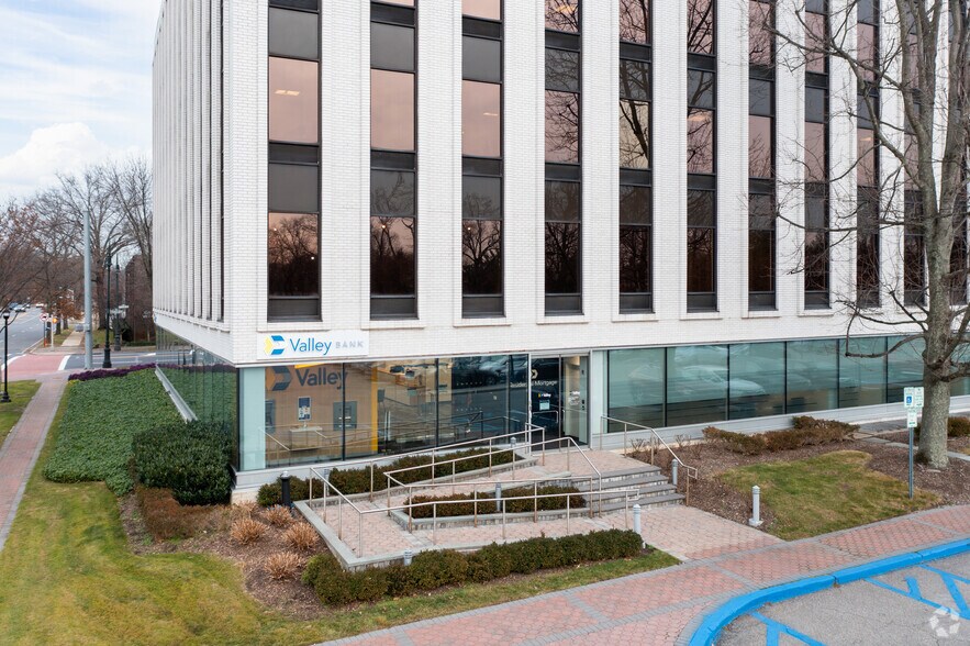 More Photos Of 1050 Franklin Ave, Garden City Office For Lease