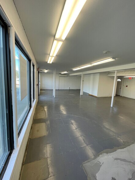 More Photos Of 215 N Waukegan Rd, Lake Bluff Convenience Store For Sale