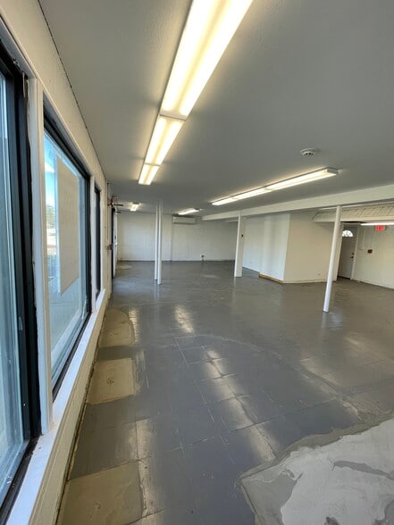 More Photos Of 215 N Waukegan Rd, Lake Bluff Convenience Store For Lease