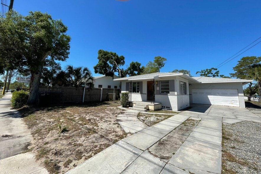 More Photos Of 541 49th St S, Saint Petersburg Showroom For Lease