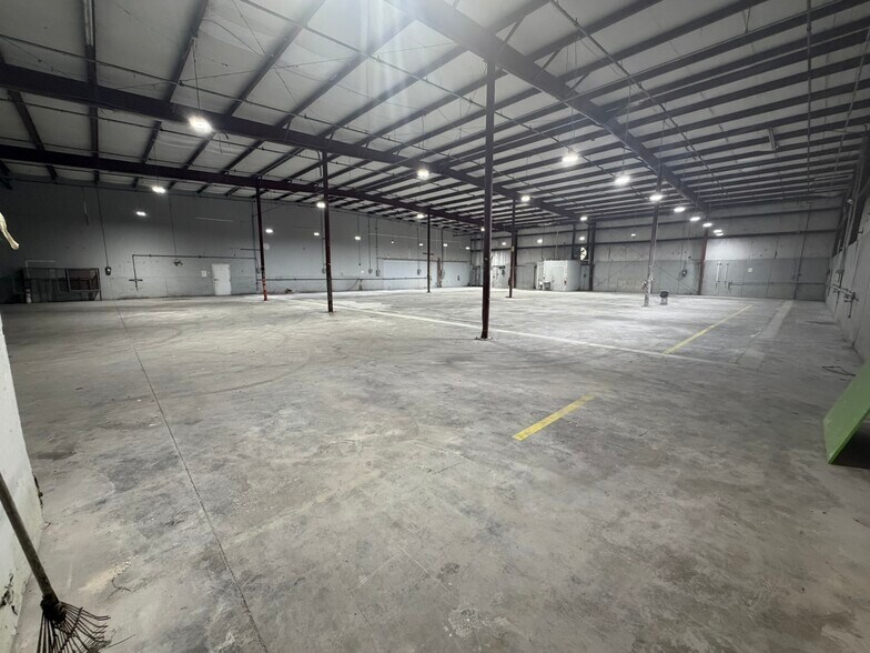 More Photos Of 2402 Clark St, Apopka Manufacturing For Lease
