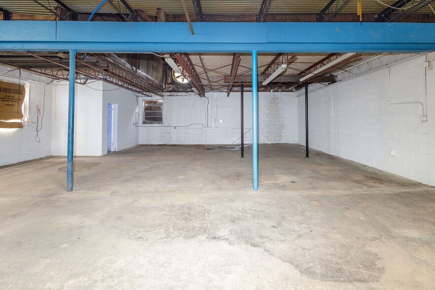 More Photos Of 2520 Hansrob Rd, Orlando Light Manufacturing For Lease