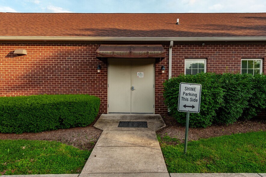 More Photos Of 20 Executive Park Dr, Hendersonville Loft Creative Space For Sale