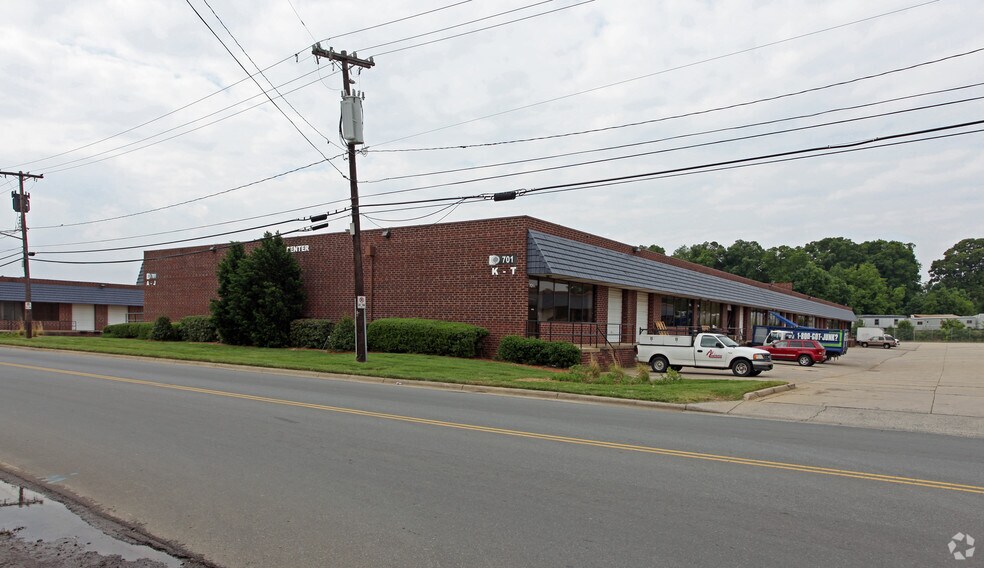 More Photos Of 701 Atando Ave, Charlotte Showroom For Lease